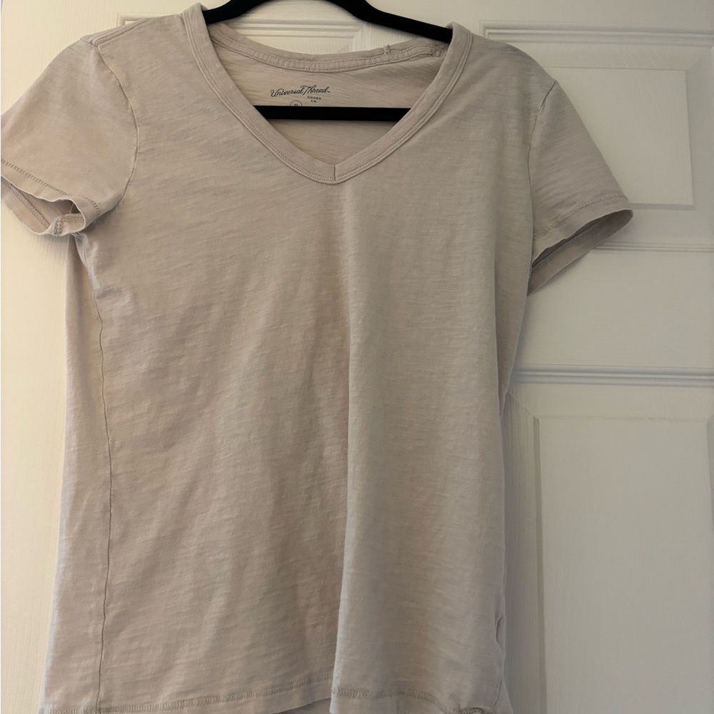 Universal Thread Light Beige V-Neck Tee